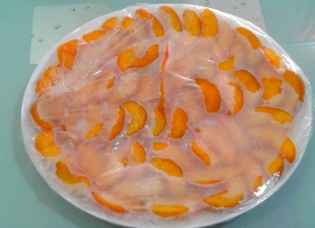 How to freeze fresh peaches for the winter