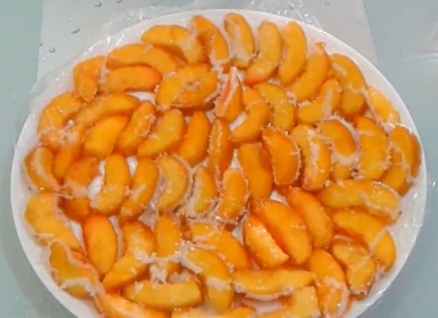 How to freeze fresh peaches for the winter