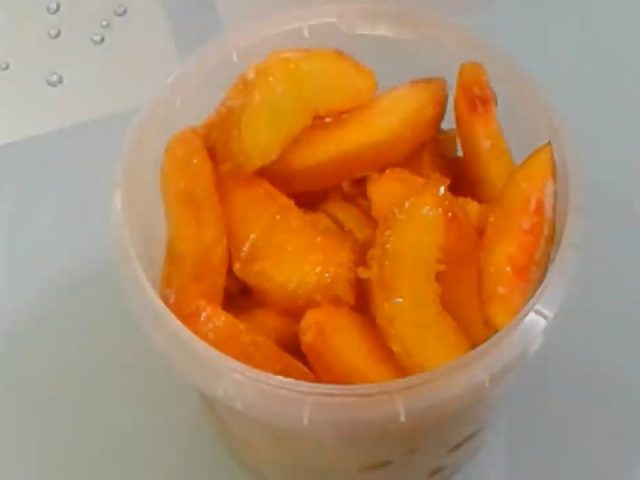 How to freeze fresh peaches for the winter