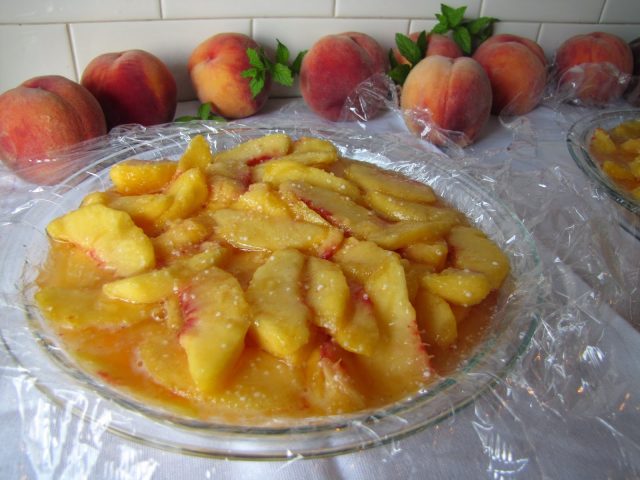 How to freeze fresh peaches for the winter