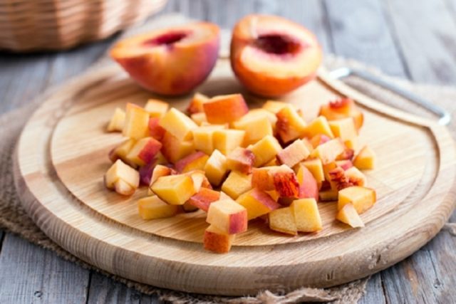 How to freeze fresh peaches for the winter