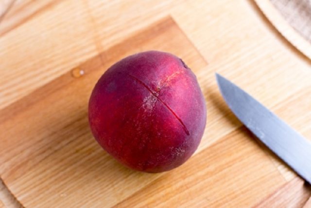 How to freeze fresh peaches for the winter