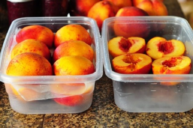 How to freeze fresh peaches for the winter