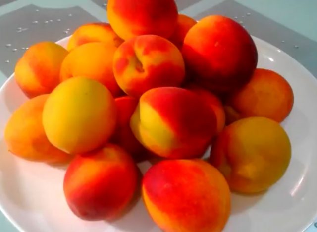 How to freeze fresh peaches for the winter