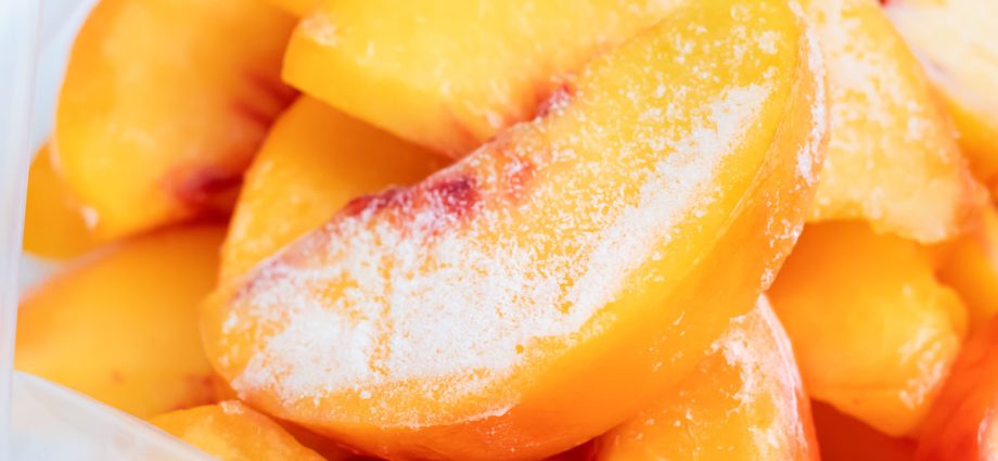 How to freeze fresh peaches for the winter