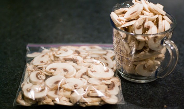 How to freeze milk mushrooms in the freezer for the winter fresh (with video)