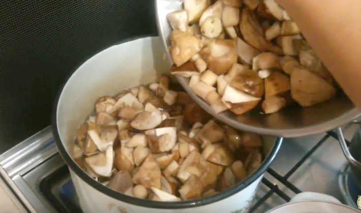 How to freeze milk mushrooms in the freezer for the winter fresh (with video)