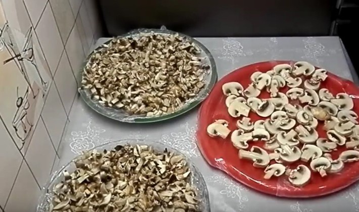 How to freeze milk mushrooms in the freezer for the winter fresh (with video)