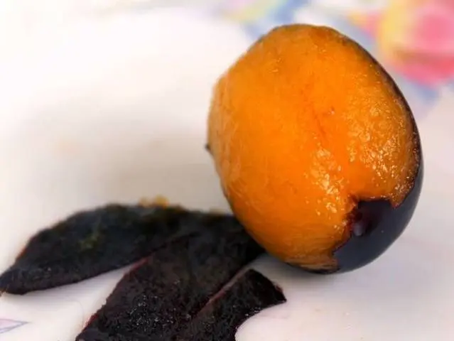How to freeze plums in the freezer
