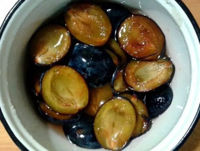 How to freeze plums in the freezer