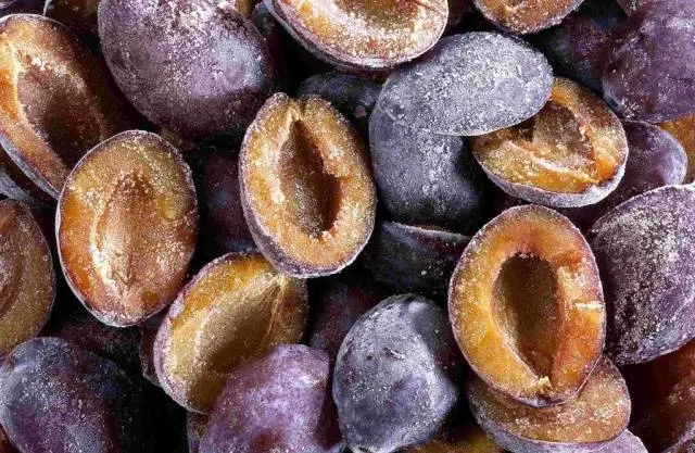 How to freeze plums in the freezer