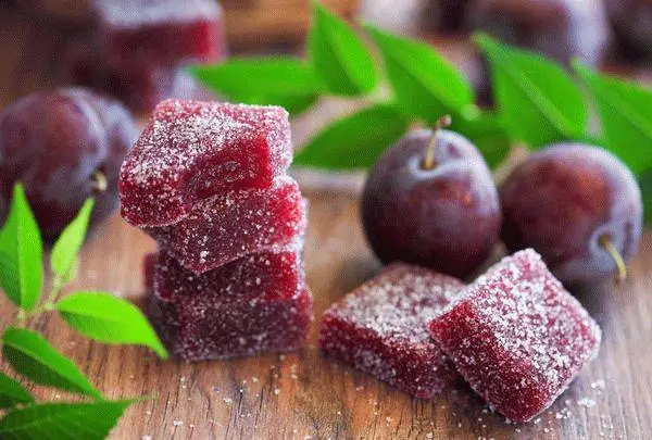 How to freeze plums in the freezer
