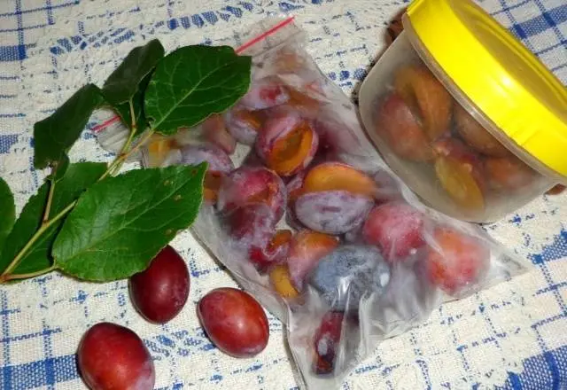 How to freeze plums in the freezer
