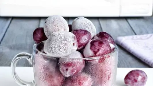 How to freeze plums in the freezer