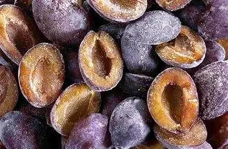 How to freeze plums in the freezer