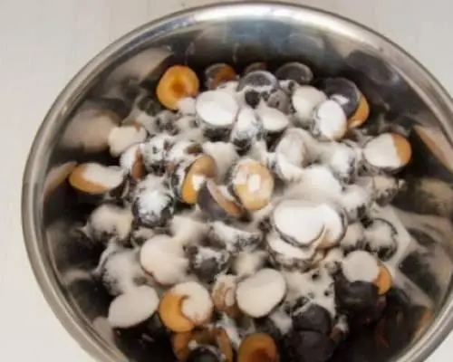 How to freeze plums in the freezer