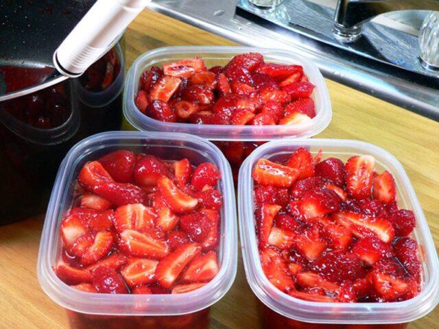 How to freeze strawberries at home for the winter