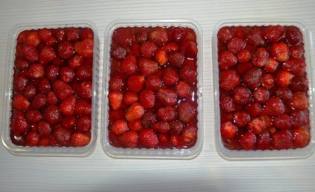 How to freeze strawberries at home for the winter