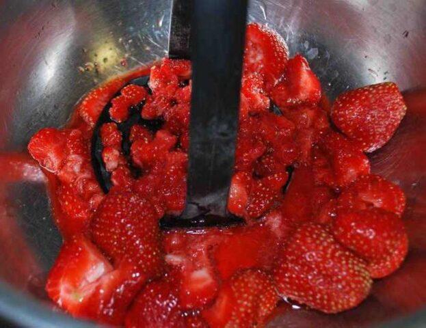 How to freeze strawberries at home for the winter