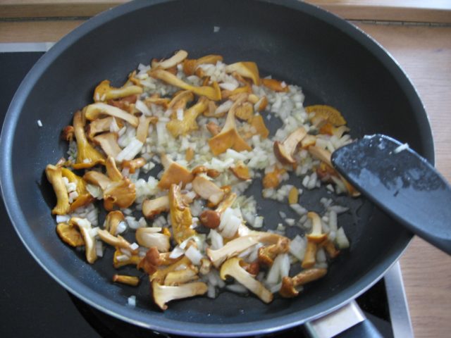 How to fry chanterelles: delicious cooking recipes