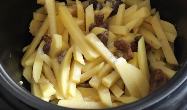 How to fry mushrooms with potatoes: in a pan, in the oven, in a slow cooker