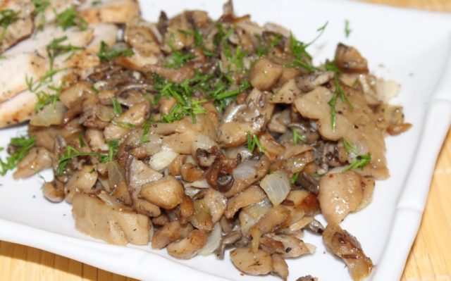 How to fry oyster mushrooms with onions in a pan