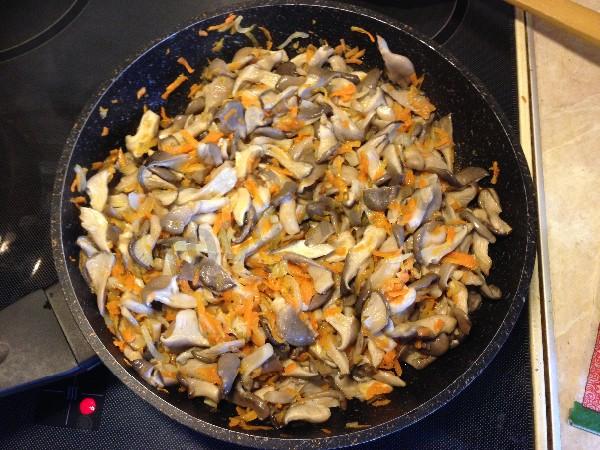 How to fry oyster mushrooms with onions in a pan