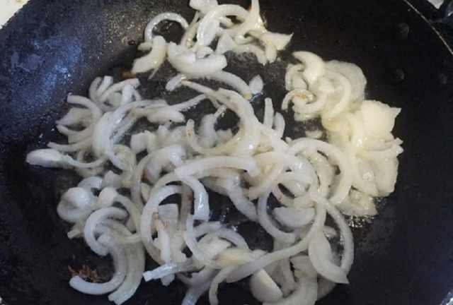 How to fry oyster mushrooms with onions in a pan