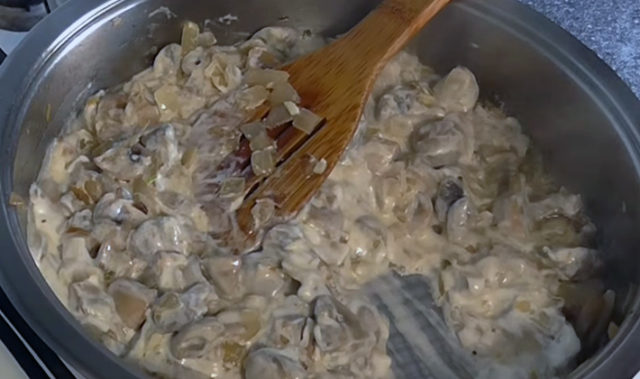 How to fry oyster mushrooms with onions in a pan