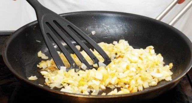 How to fry oyster mushrooms with onions in a pan