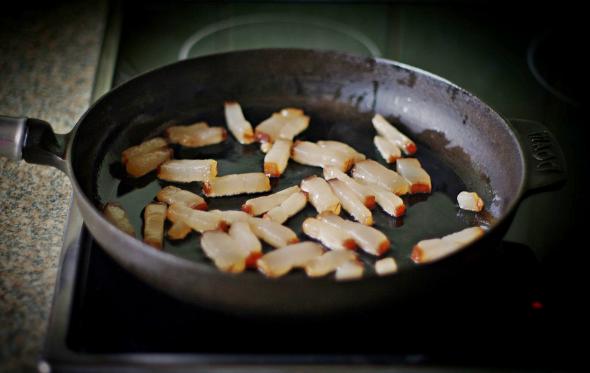 How to fry oyster mushrooms with onions in a pan