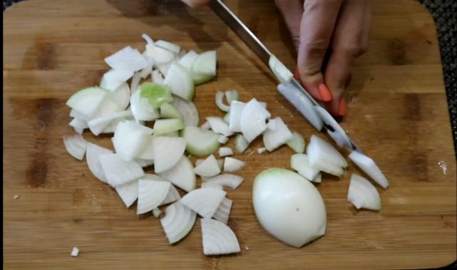 How to fry oyster mushrooms with onions in a pan