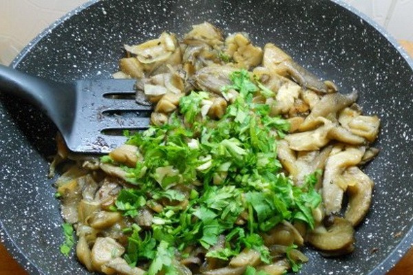 How to fry oyster mushrooms with onions in a pan