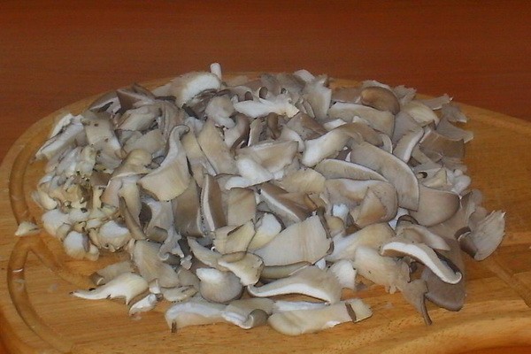 How to fry oyster mushrooms with onions in a pan