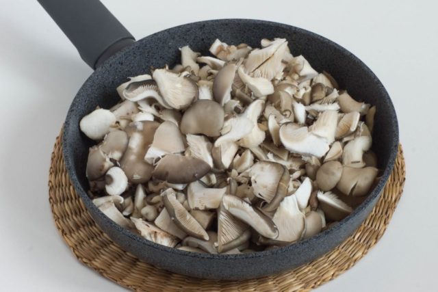 How to fry oyster mushrooms with onions in a pan