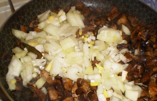 How to fry oyster mushrooms with onions in a pan