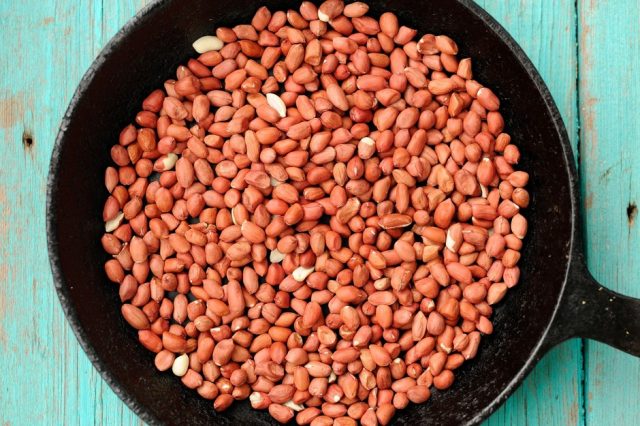 How to fry peanuts in a pan in a husk, in the oven, in the microwave