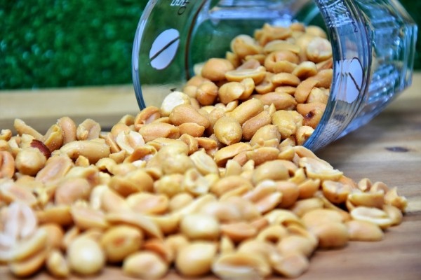 How to fry peanuts in a pan in a husk, in the oven, in the microwave