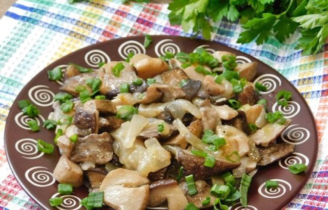 How to fry porcini mushrooms with onions: recipes and calories