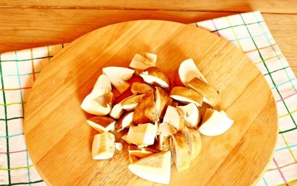 How to fry porcini mushrooms with onions: recipes and calories