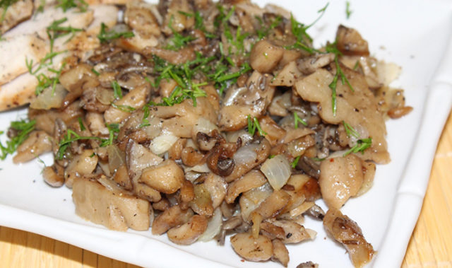 How to fry porcini mushrooms with onions: recipes and calories