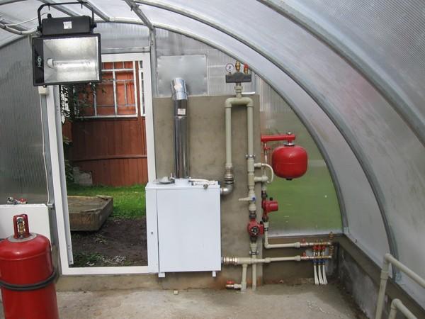 How to heat a polycarbonate greenhouse in spring: infrared heater, underground pipes, cable, air