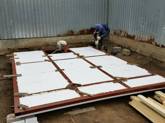 How to insulate the floor in a chicken coop