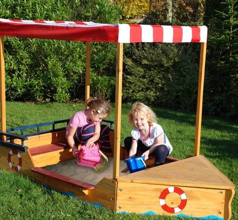 How to make a children&#8217;s sandbox with a roof