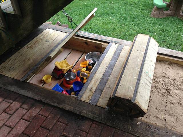 How to make a children&#8217;s sandbox with a roof