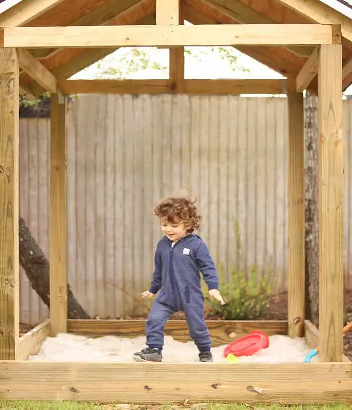 How to make a children&#8217;s sandbox with a roof