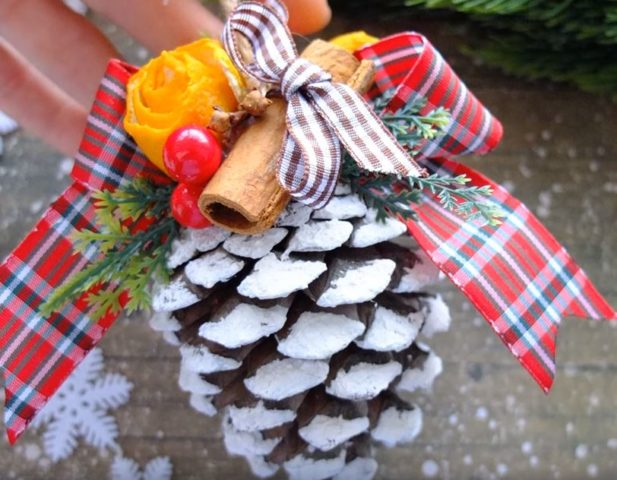 How to make a Christmas toy from cones with your own hands