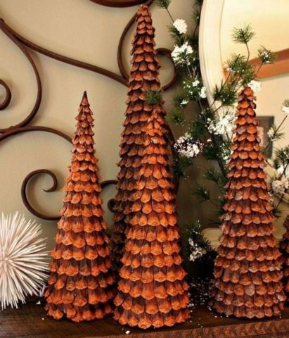 How to make a Christmas toy from cones with your own hands