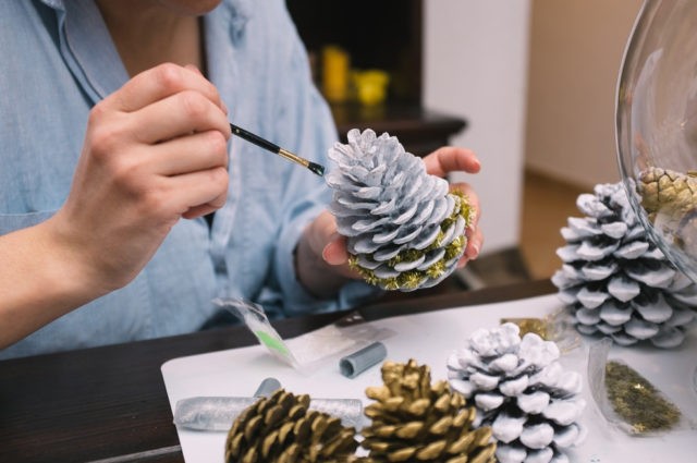 How to make a Christmas toy from cones with your own hands