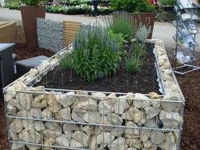 How to make a garden bed from improvised means